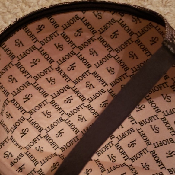 Victoria's Secret - Picture 3 of 4